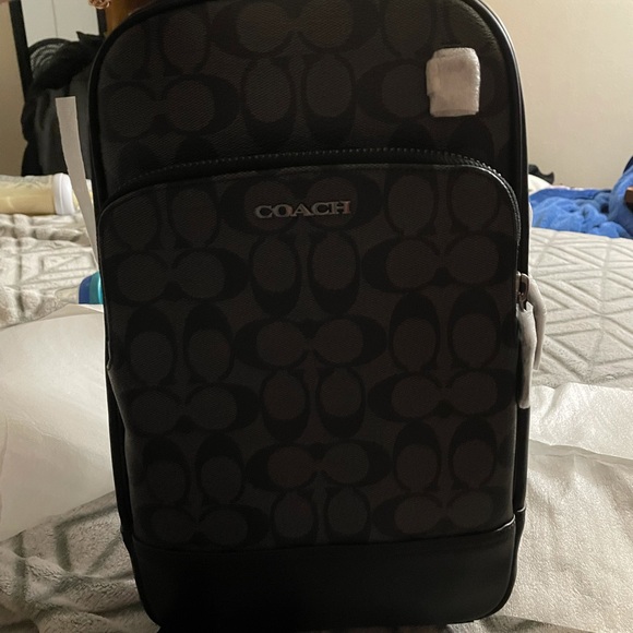 Signature coated canvas and smooth calf leather
Ad strap for crossbody wear - Picture 3 of 5